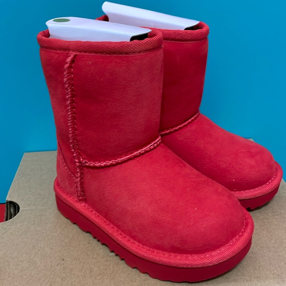 UGG NWT, baby girl size 7 red classic UGG boots.